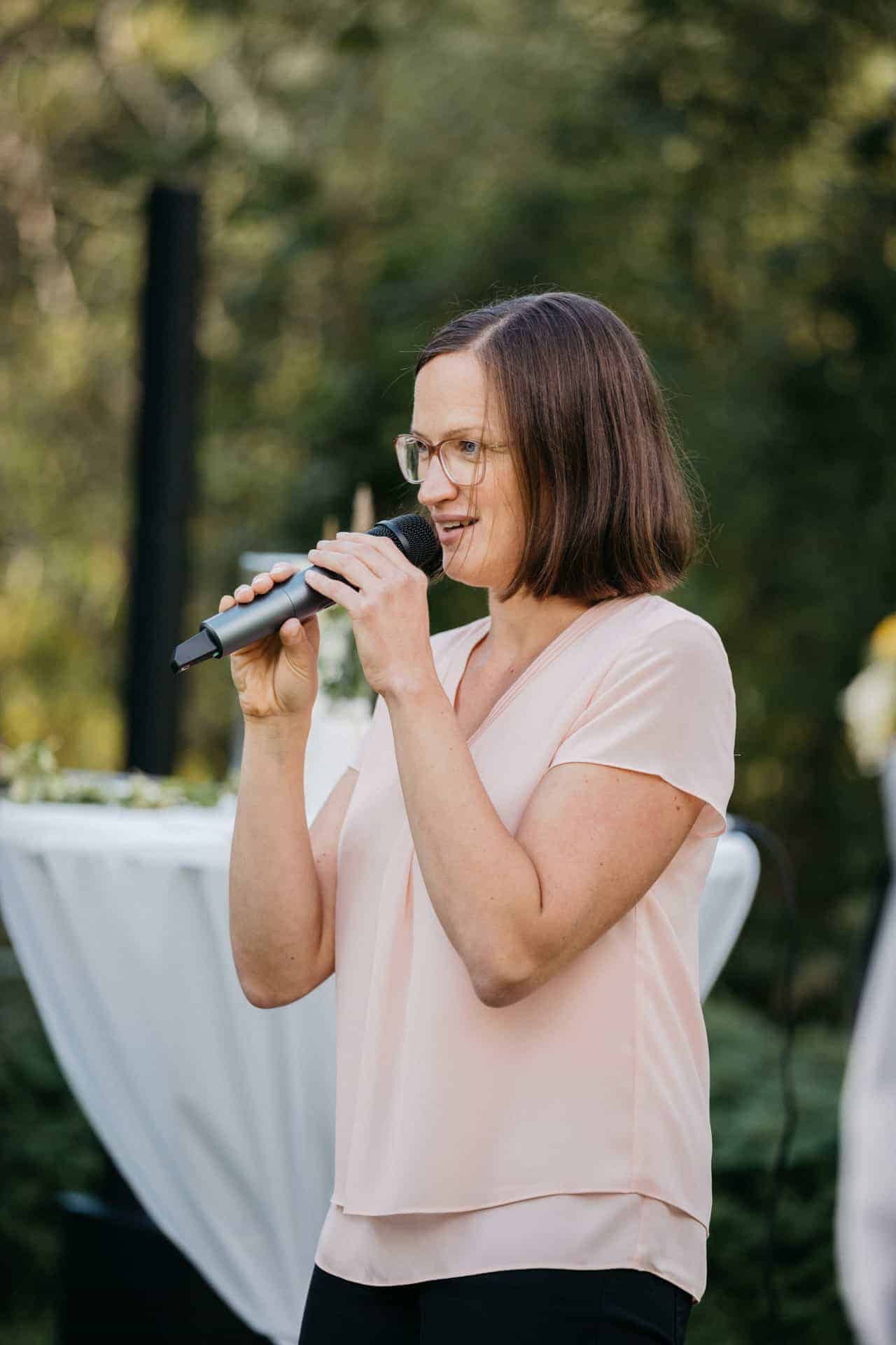Sängerin begleitet die freie Trauung mit einem Mikrofon