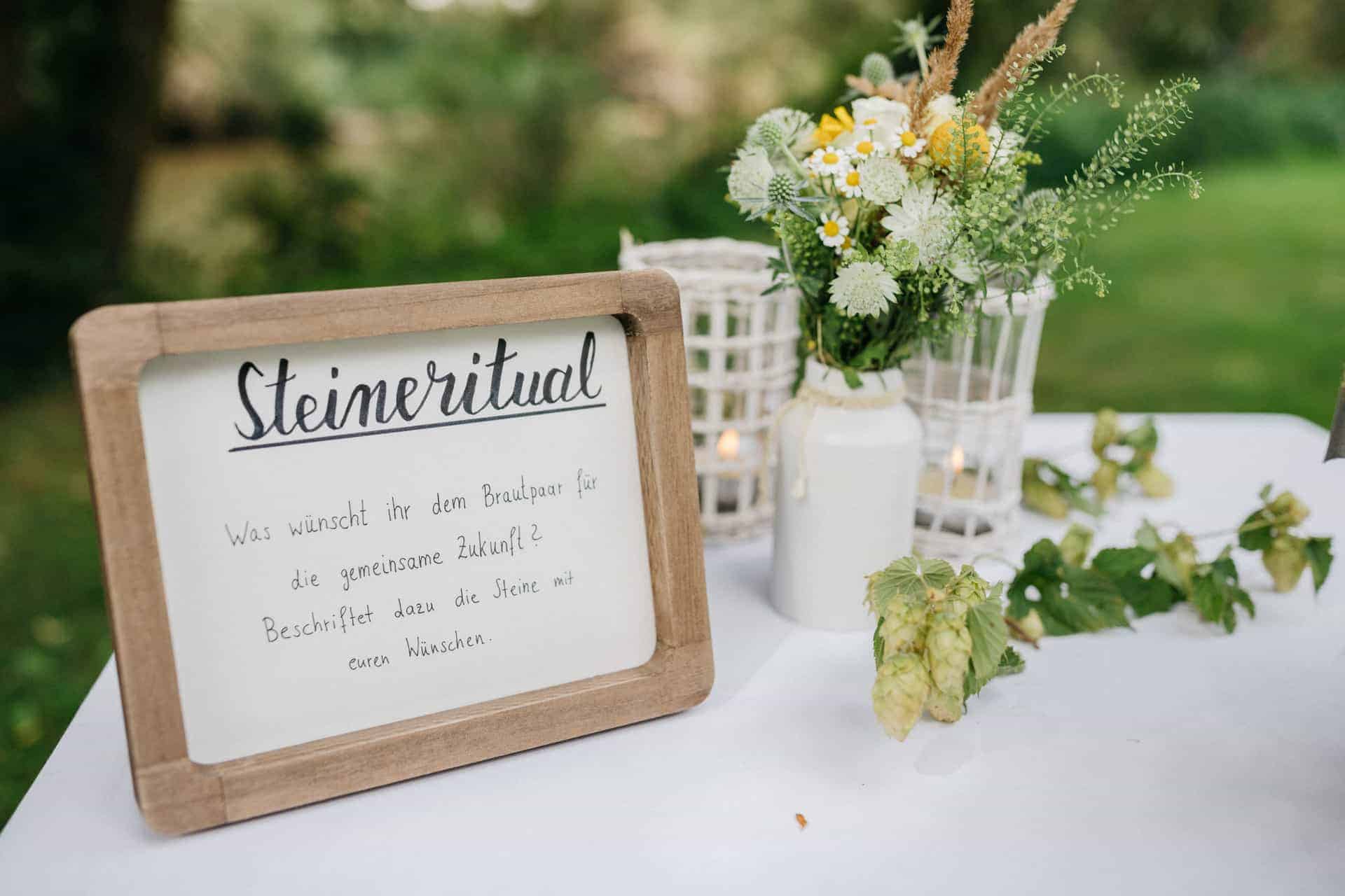 Tisch mit Seifenblasen und Schild für den Hochzeitsempfang