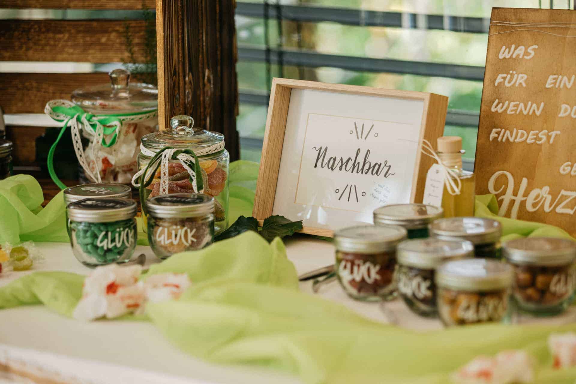 Rustikale Hochzeitstischdekoration mit Sukkulenten und Kerzen