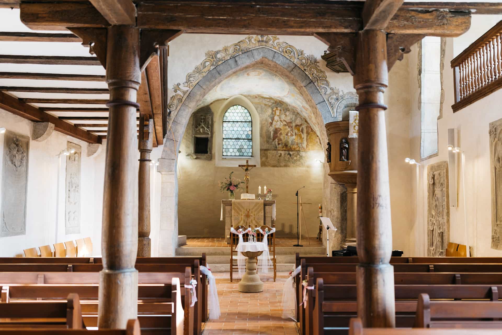 Blick durch die Kirche zum Altar