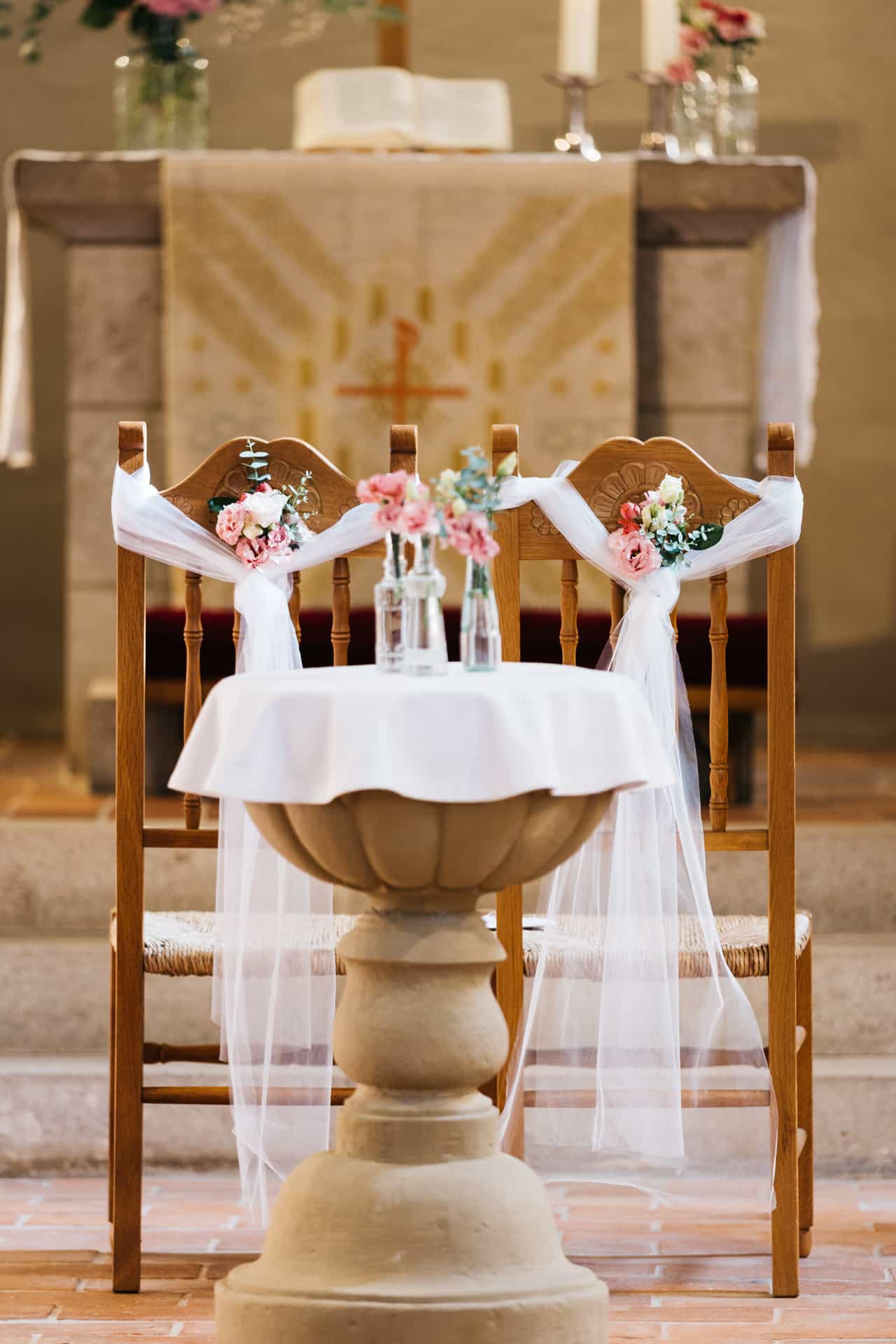 Blumenschmuck vor dem Altar der Kirche