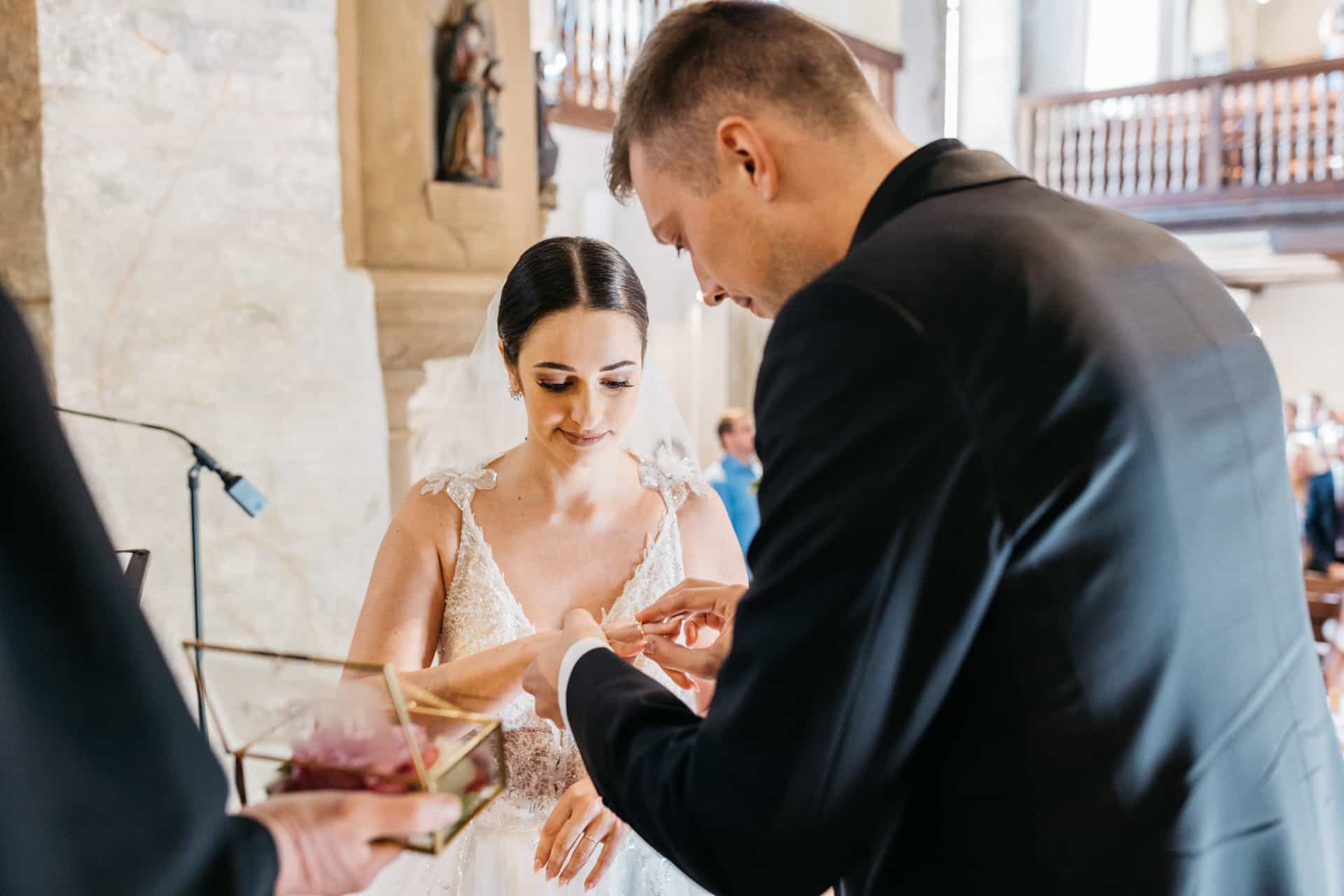 Brautpaar beim Ringwechsel vor dem Altar