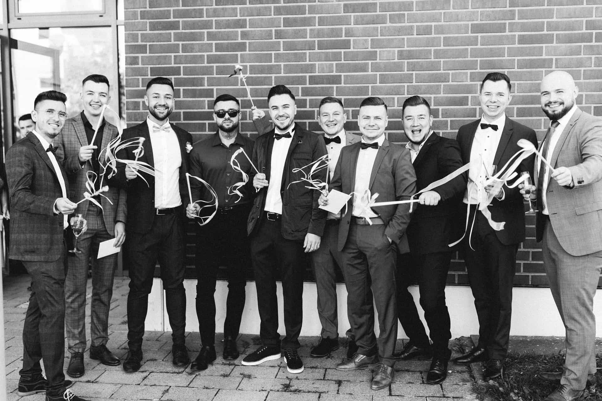 Gruppenfoto der männlichen Hochzeitsgäste in Schwarz-Weiß