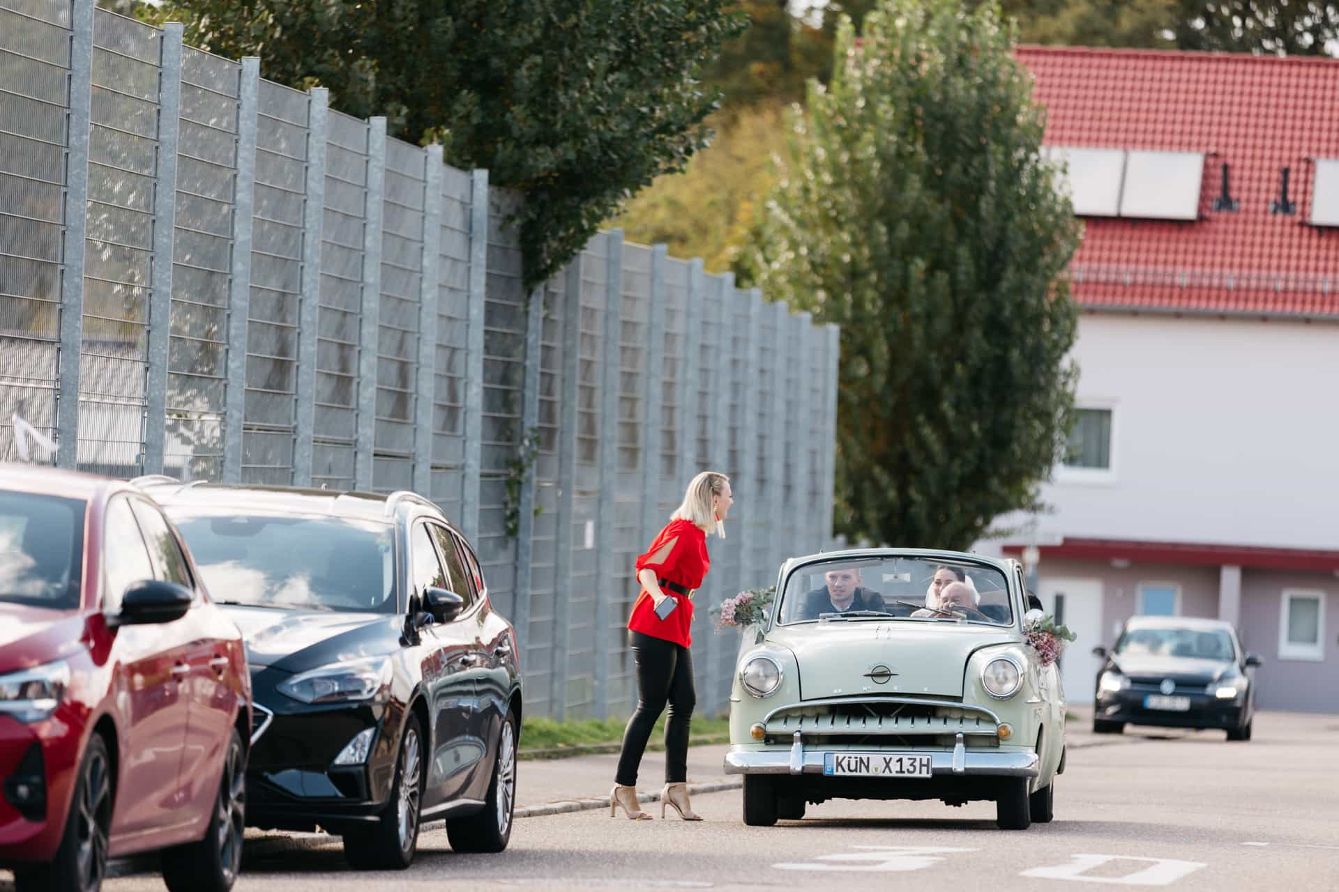 Ein Oldtimer steht vor der Feierlocation.