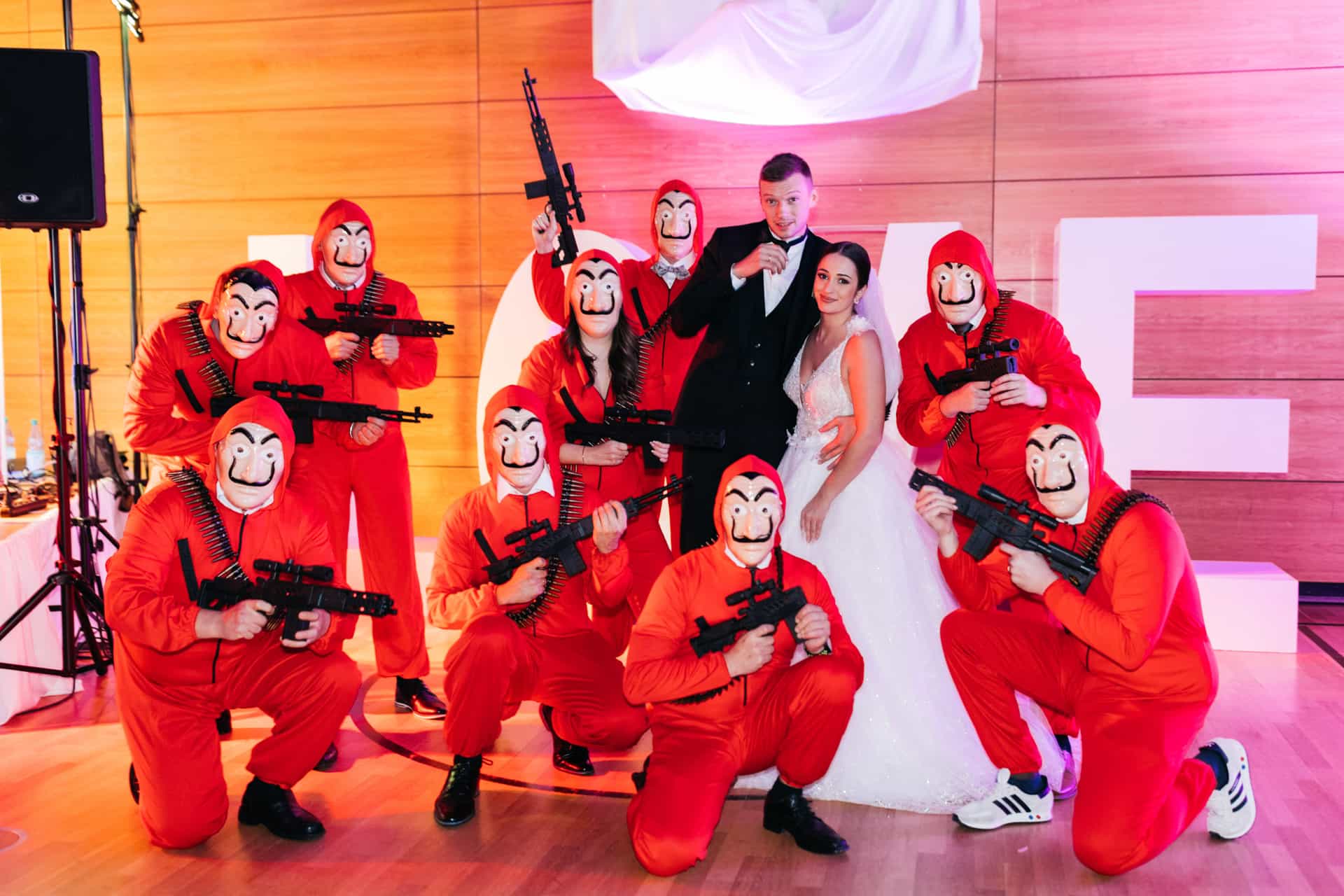 Tanzgruppe in roten Kostümen bei der Hochzeitsfeier