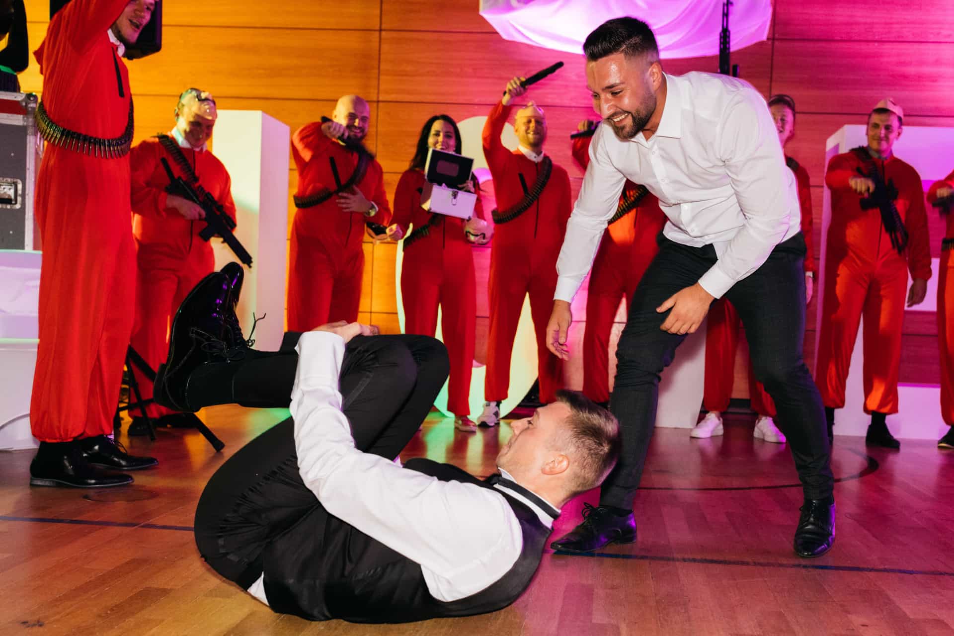 Gäste führen vor der Braut eine akrobatische Tanzfigur auf