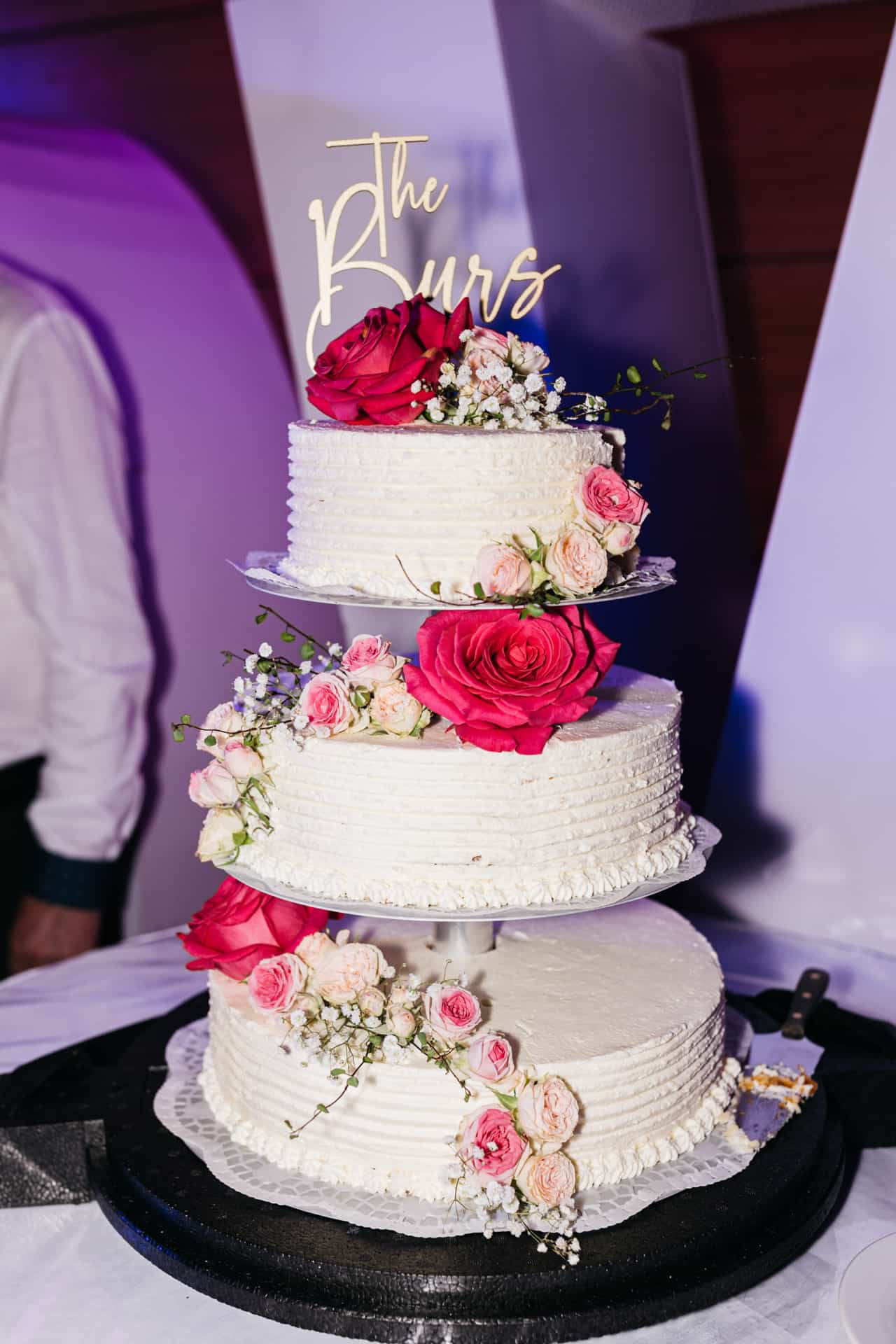 Hochzeitstorte mit rosa Blumen und Beeren