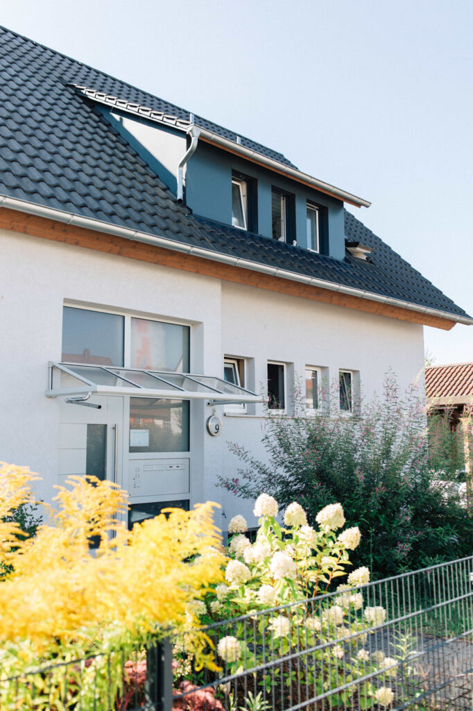 Ein Wohnhaus mit Garten bei den Hochzeitsvorbereitungen.