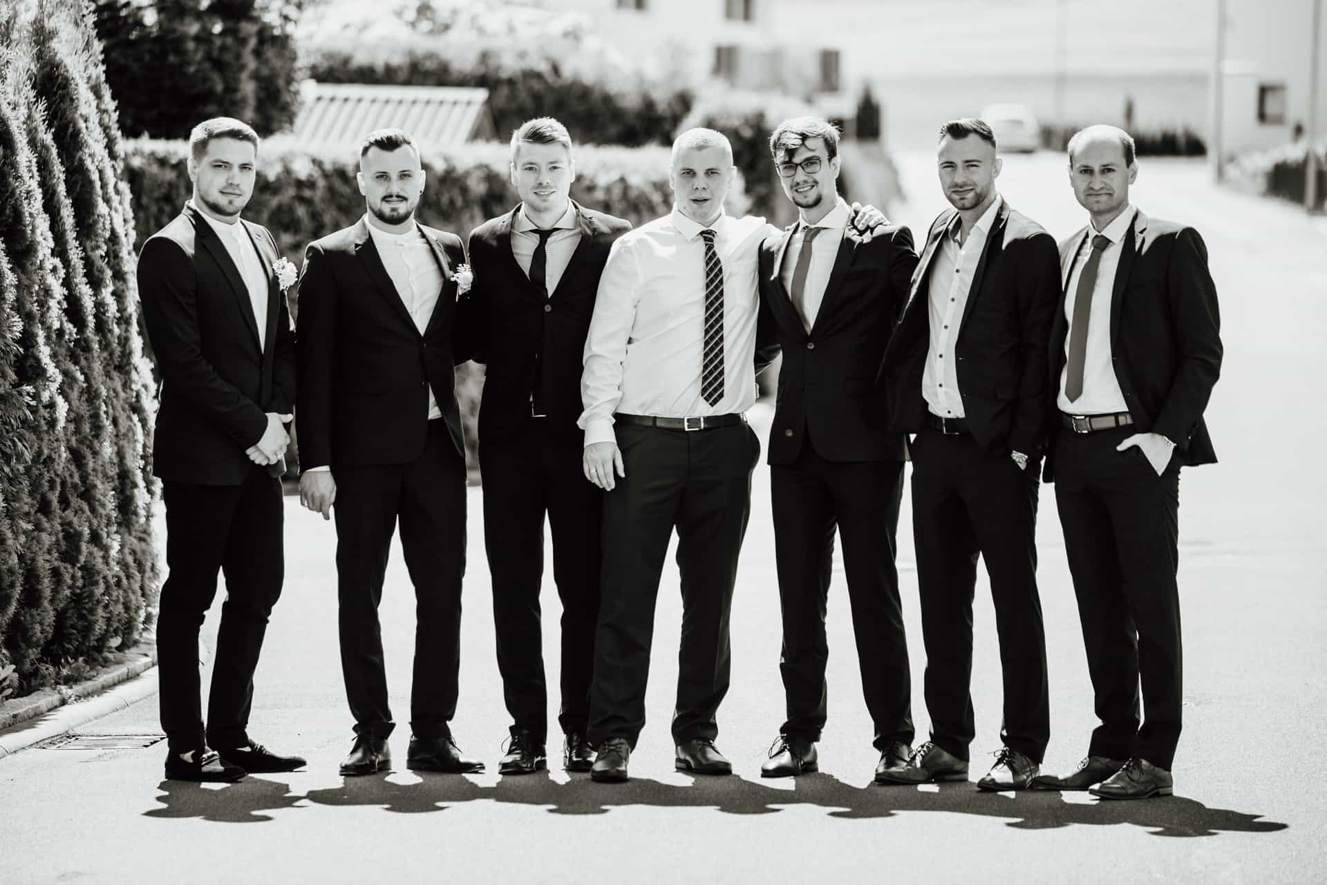 Gruppenfoto des Bräutigams mit seinen Begleitern in Schwarz-Weiß