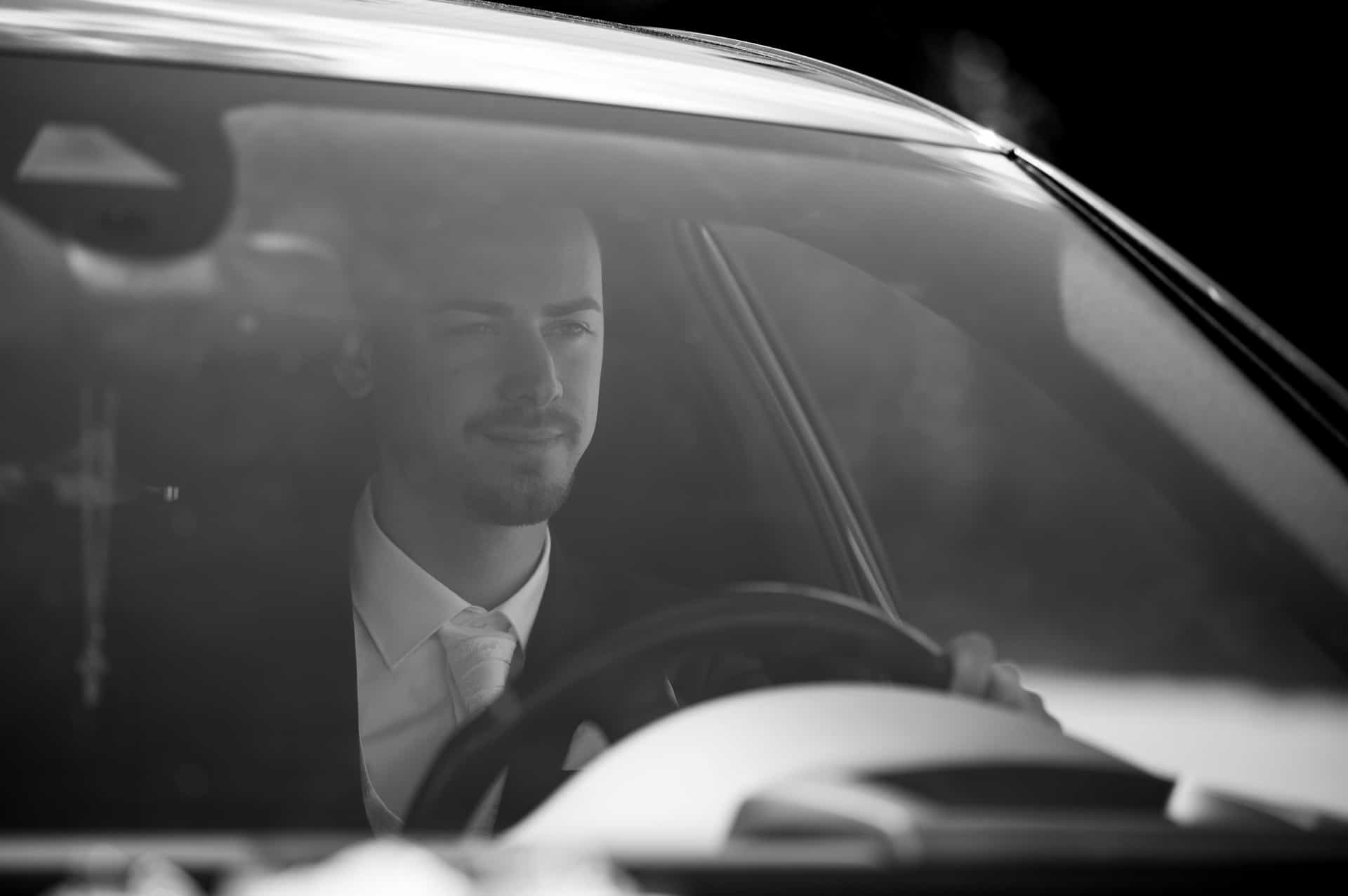 Fahrer im Hochzeitswagen in Schwarz-Weiß