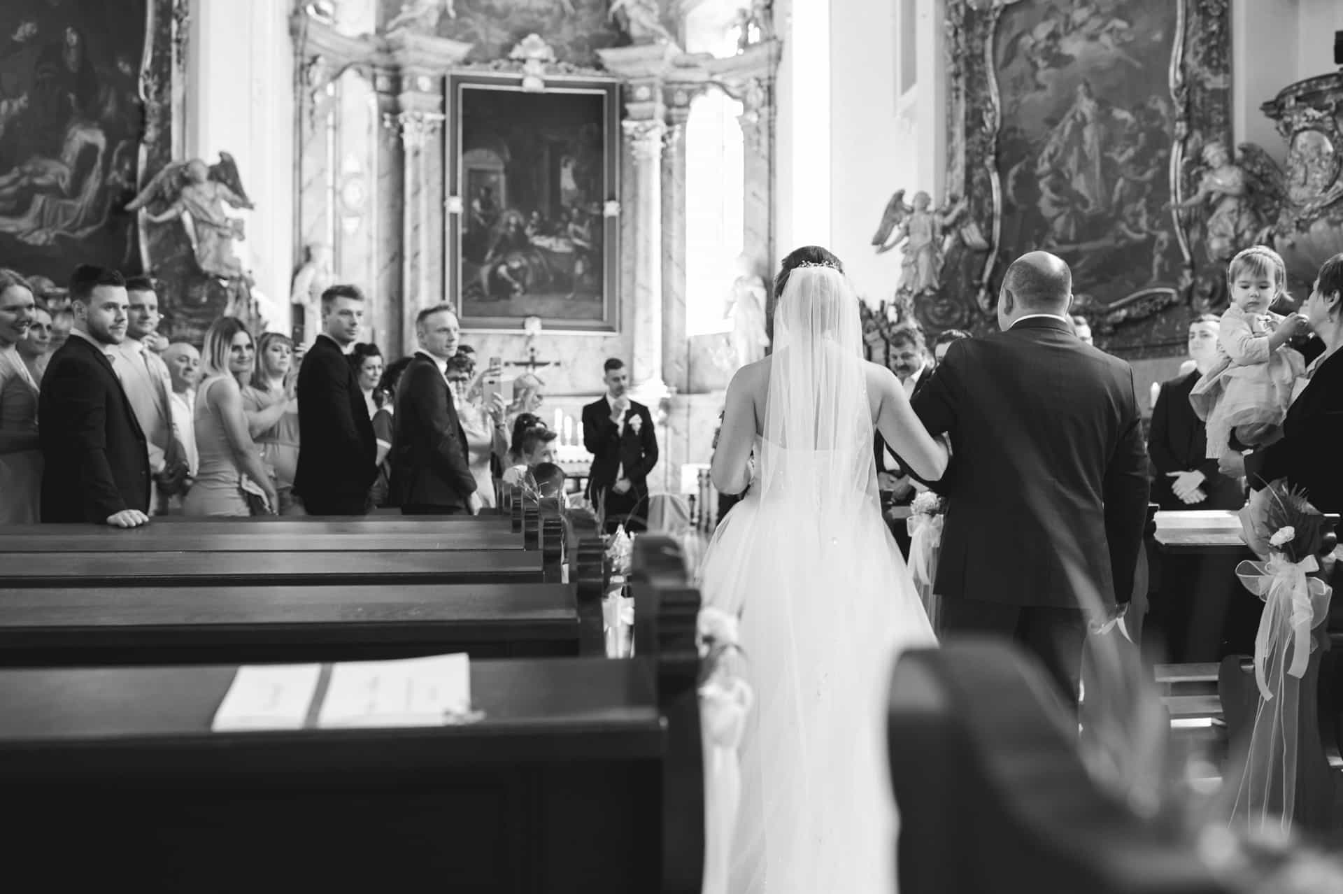Braut zieht durch die Kirche ein in Schwarz-Weiß
