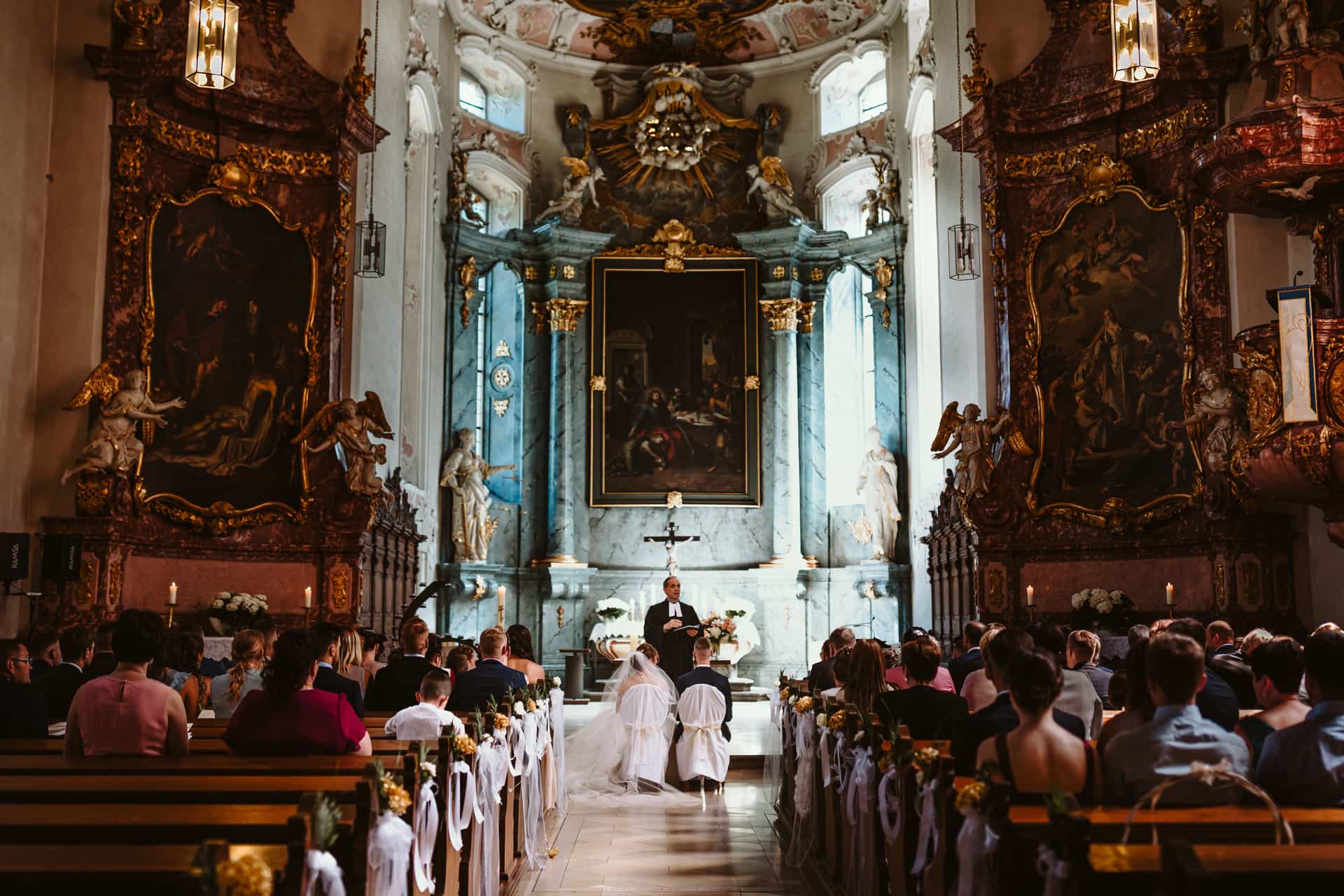 Weite Ansicht des reich verzierten Kirchenraums
