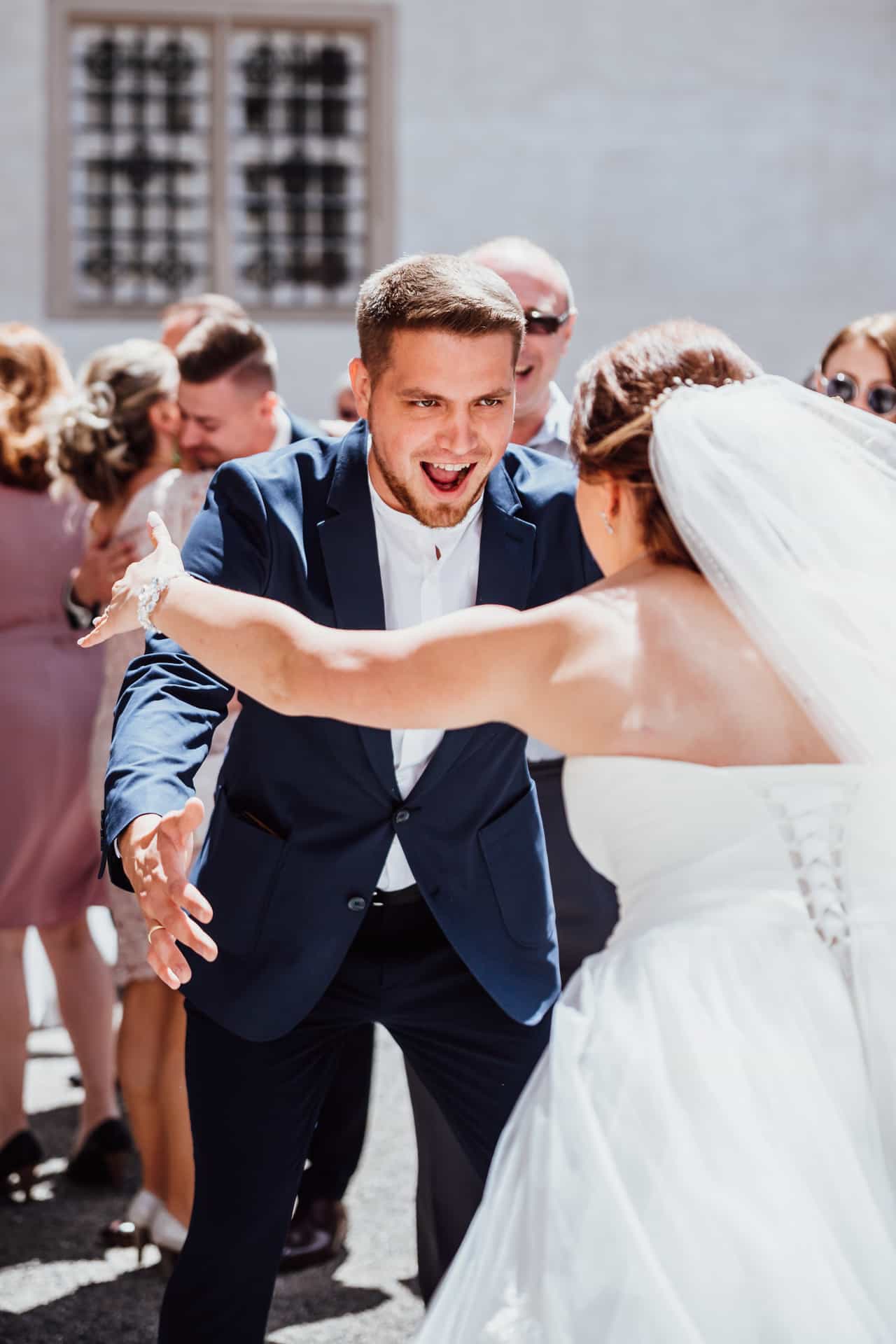Ein Hochzeitsgast begrüßt die Braut nach der Trauung.