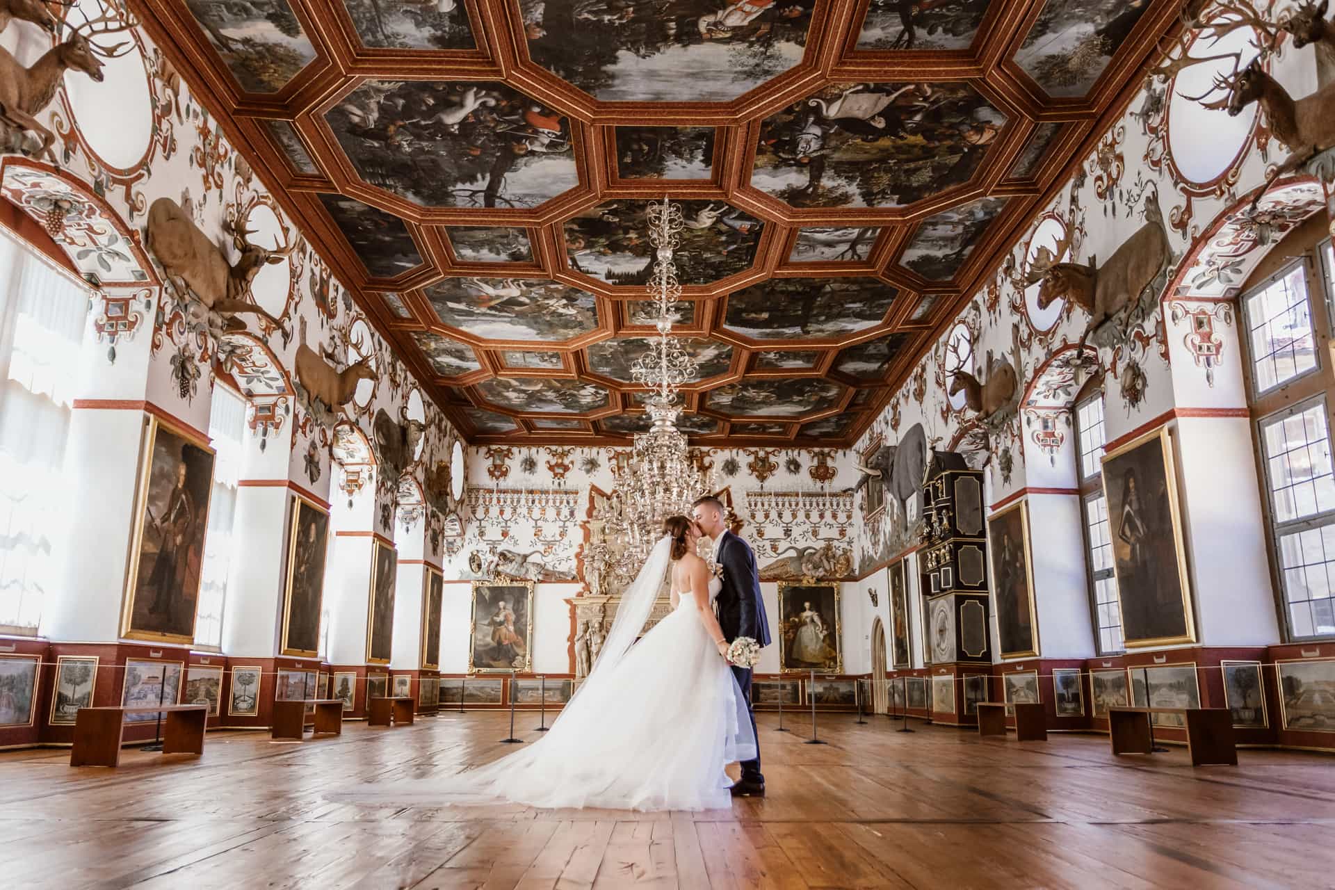 Die Braut dreht sich im historischen Saal von Schloss Weikersheim.