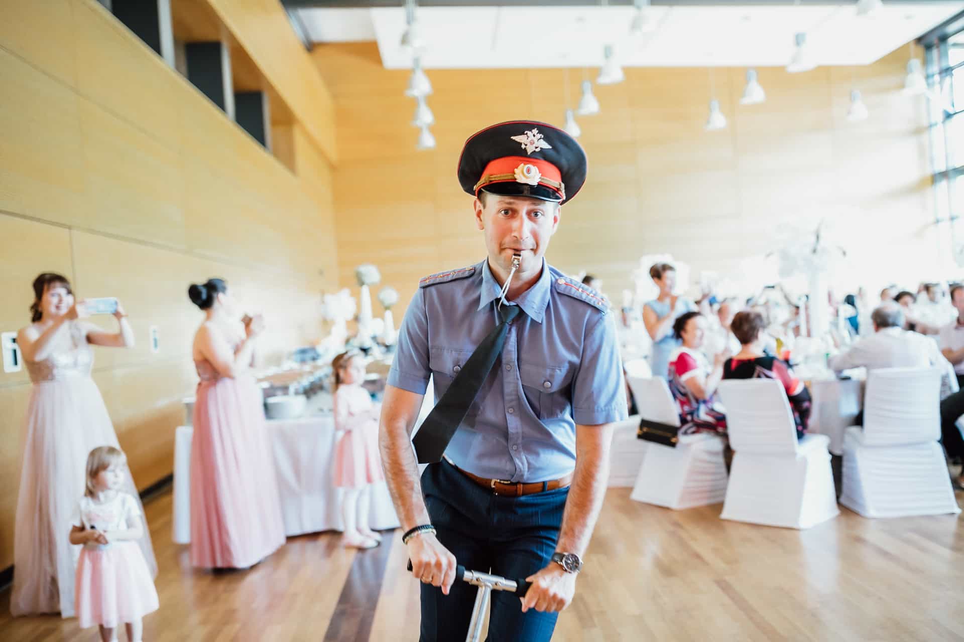 Gast in Uniformkostüm bei einem Hochzeitsspiel